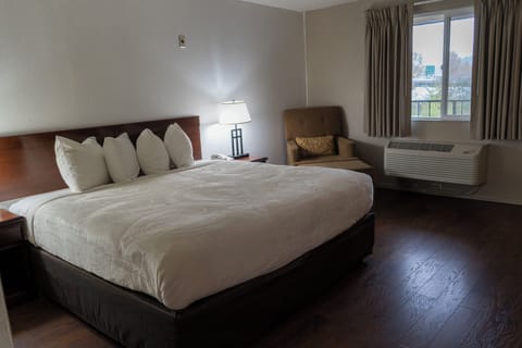 Premium Suite, 1 Queen Bed | Desk, iron/ironing board, free WiFi, bed sheets