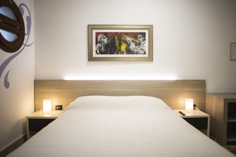 STANDARD KING ROOM | Premium bedding, down comforters, memory foam beds, desk