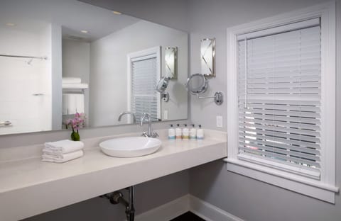 Poolside Classic Guestroom | Bathroom | Combined shower/tub, deep soaking tub, designer toiletries, hair dryer