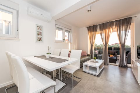 Luxury Apartment, 2 Bedrooms, Balcony | In-room dining
