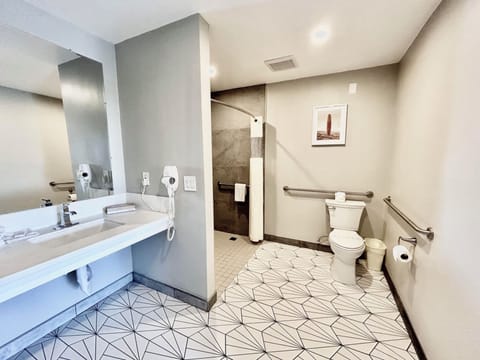 Accessible Double Full | Bathroom | Combined shower/tub, free toiletries, hair dryer, towels