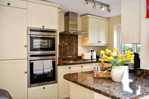 Cottage | Private kitchen | Full-size fridge, microwave, oven, dishwasher