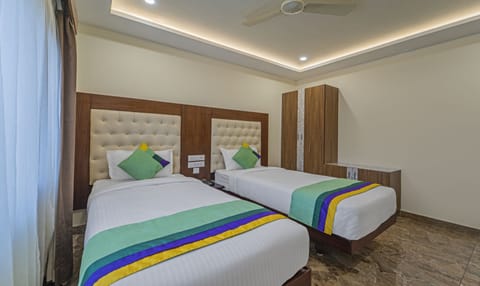 Deluxe Double or Twin Room, Non Smoking | In-room safe, desk, iron/ironing board, bed sheets