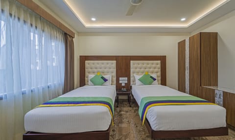 Deluxe Double or Twin Room, Non Smoking | In-room safe, desk, iron/ironing board, bed sheets