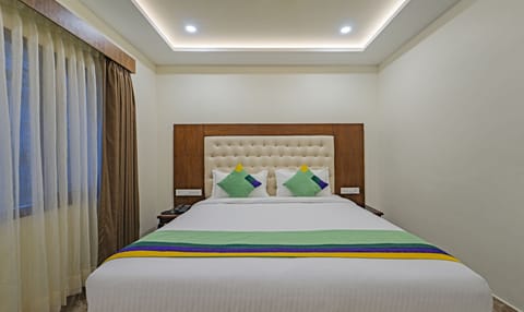 Deluxe Double or Twin Room, Non Smoking | In-room safe, desk, iron/ironing board, bed sheets