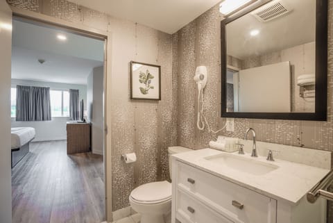 Luxury Studio Suite | Bathroom | Combined shower/tub, free toiletries, hair dryer, towels