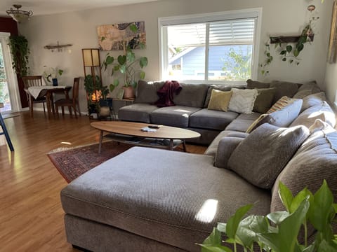 Cozy and Conversation friendly space!