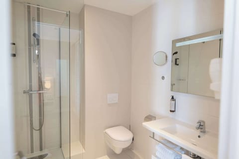 Combined shower/tub, free toiletries, hair dryer, towels