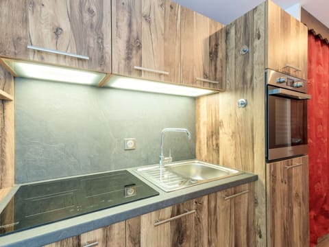 Plant, Building, Sky, Window, Tree, Land Lot, House, Urban Design, Residential Area, Real Estate