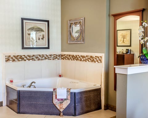 Suite, 1 King Bed, Non Smoking, Hot Tub | Room amenity