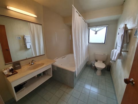 Superior Double Room, Non Smoking, Bathtub | Bathroom | Free toiletries, hair dryer, towels