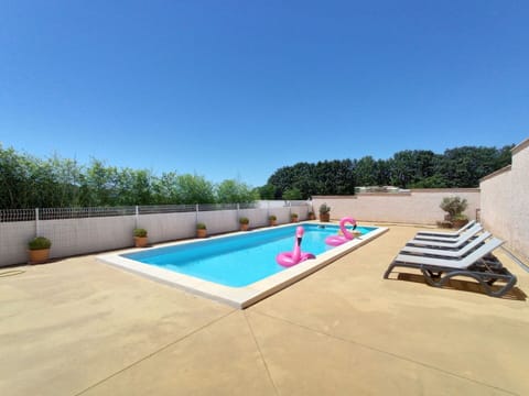 Sky, Plant, Tree, Water, Land Lot, Rectangle, Swimming Pool, Shade, Grass, Flooring