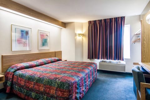 Standard Room, 1 King Bed, Non Smoking | Desk, iron/ironing board, free WiFi, bed sheets