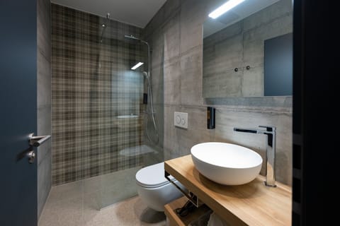 Double Room | Bathroom | Free toiletries, hair dryer