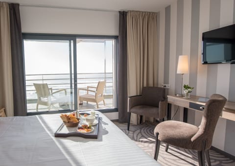 Superior Double Room, Sea View | Premium bedding, minibar, in-room safe, desk