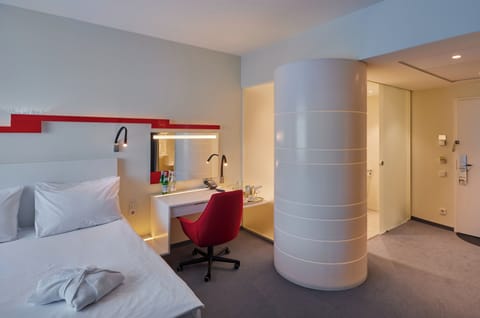 Premium Room, 1 Double Bed (Walk-In Shower) | Premium bedding, minibar, desk, soundproofing