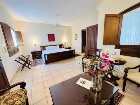 Junior Suite, 1 King Bed, Bathtub | Minibar, in-room safe, individually furnished, desk