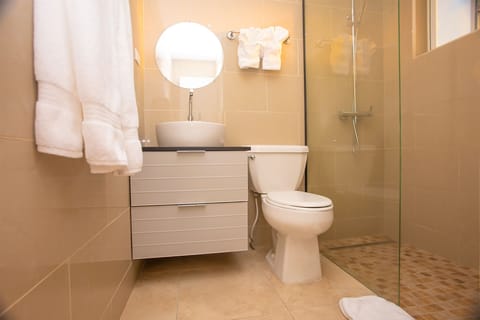 Deluxe Studio Suite | Bathroom | Shower, rainfall showerhead, free toiletries, hair dryer