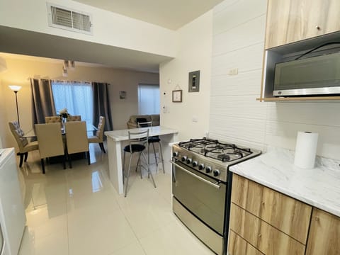 Cocina completa
utensilios
Microondas
Refrigerador
etc.