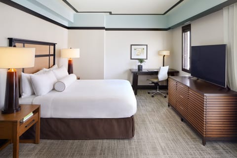 Traditional Studio, 1 King Bed | Premium bedding, minibar, in-room safe, desk