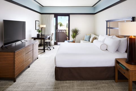 Luxury Studio, 1 King Bed | Premium bedding, minibar, in-room safe, desk