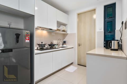 Premier Apartment, 3 Bedrooms, City View | Private kitchen | Dining tables