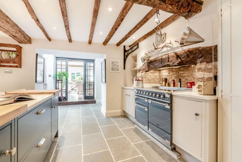 Cross Keys Cottage Kitchen - StayCotswold