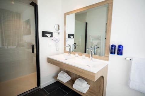 Suite, sea view | Bathroom | Free toiletries, hair dryer, bathrobes, slippers