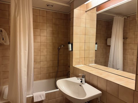 Standard Twin Room | Bathroom | Hair dryer, towels