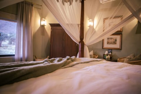 Luxury Suite | Egyptian cotton sheets, premium bedding, pillowtop beds, in-room safe