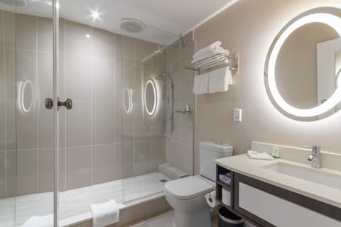 Combined shower/tub, free toiletries, hair dryer, towels