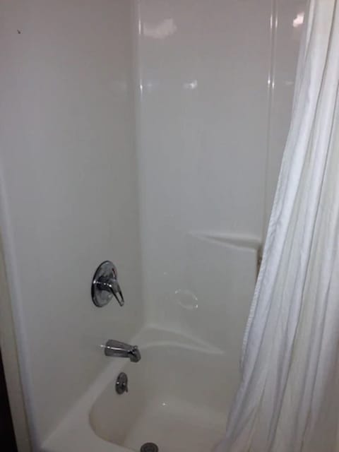 Combined shower/tub, free toiletries, hair dryer, towels