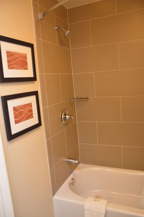 Standard Room, 1 King Bed, Non Smoking | Bathroom | Hair dryer, towels, soap, shampoo