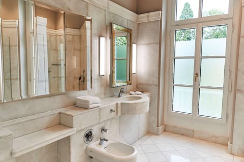 1 bedroom, hypo-allergenic bedding, minibar, in-room safe