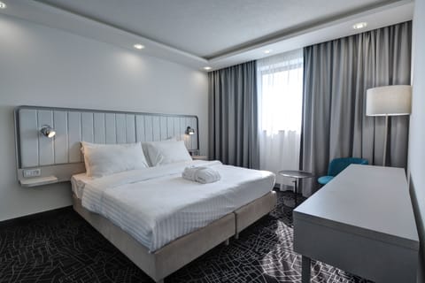 Junior Suite | Hypo-allergenic bedding, minibar, in-room safe, desk