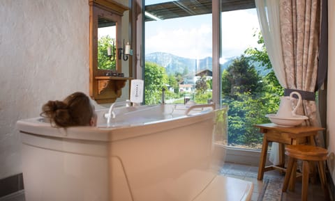 Couples treatment rooms, body treatments, aromatherapy