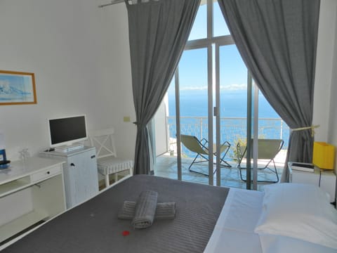 Standard Double Room, Balcony, Sea View | Minibar, in-room safe, individually decorated, desk