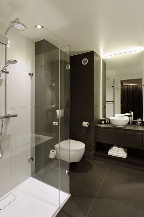 Deluxe Room | Bathroom | Separate tub and shower, free toiletries, hair dryer, towels