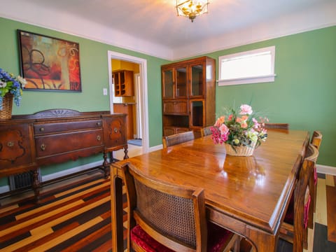 Cottage, 2 Bedrooms | Dining room
