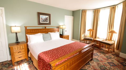 Classic Room, 1 King Bed | Premium bedding, individually decorated, individually furnished, desk