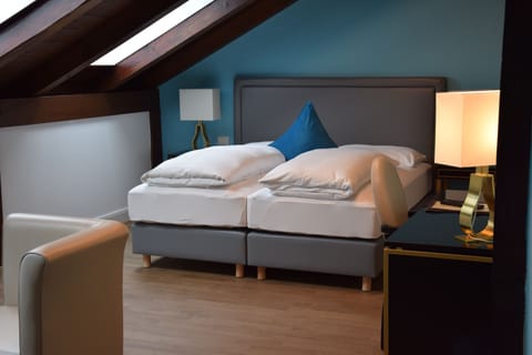 Triple Room | Hypo-allergenic bedding, in-room safe, desk, blackout drapes