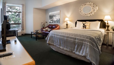 Black and White Queen Room | Iron/ironing board, free WiFi, bed sheets