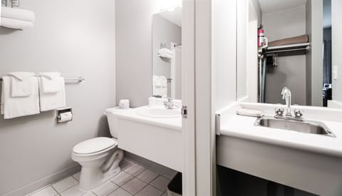 Black and White Queen Room | Bathroom | Combined shower/tub, free toiletries, hair dryer, towels