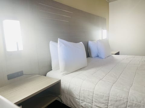 Executive Room, 1 King Bed | Desk, iron/ironing board, free WiFi, bed sheets