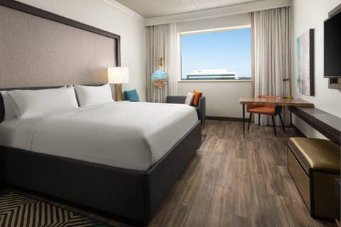 Club Room, 1 King Bed | Hypo-allergenic bedding, down comforters, pillowtop beds, in-room safe
