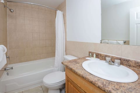 Combined shower/tub, free toiletries, hair dryer, towels