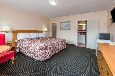 Room, 1 King Bed | Desk, soundproofing, iron/ironing board, free WiFi