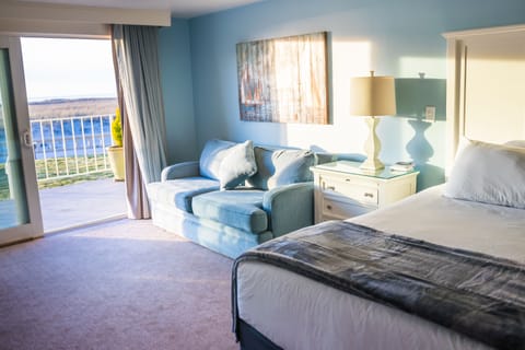 Oceanfront One bedroom King Suite | Memory foam beds, free WiFi, bed sheets
