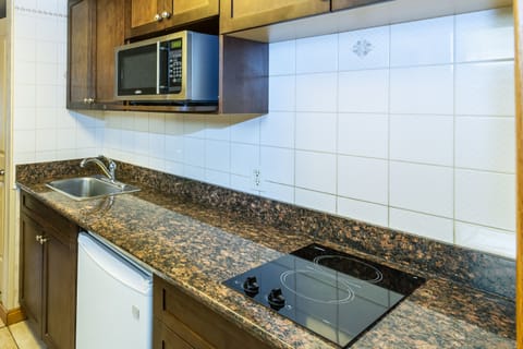 Kitchenette Suite - Sleeps Four | Private kitchen | Coffee/tea maker, electric kettle