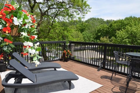 Lafontaine Executive Suite, Park View  | Balcony